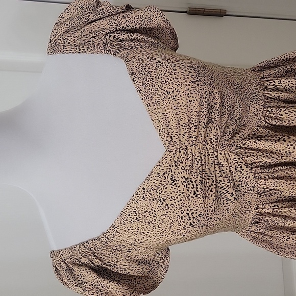 Japna Size XS Tan Black Animal Print Smocked & Ruched Flutter Sleeve V-Neck Top - Picture 2 of 10